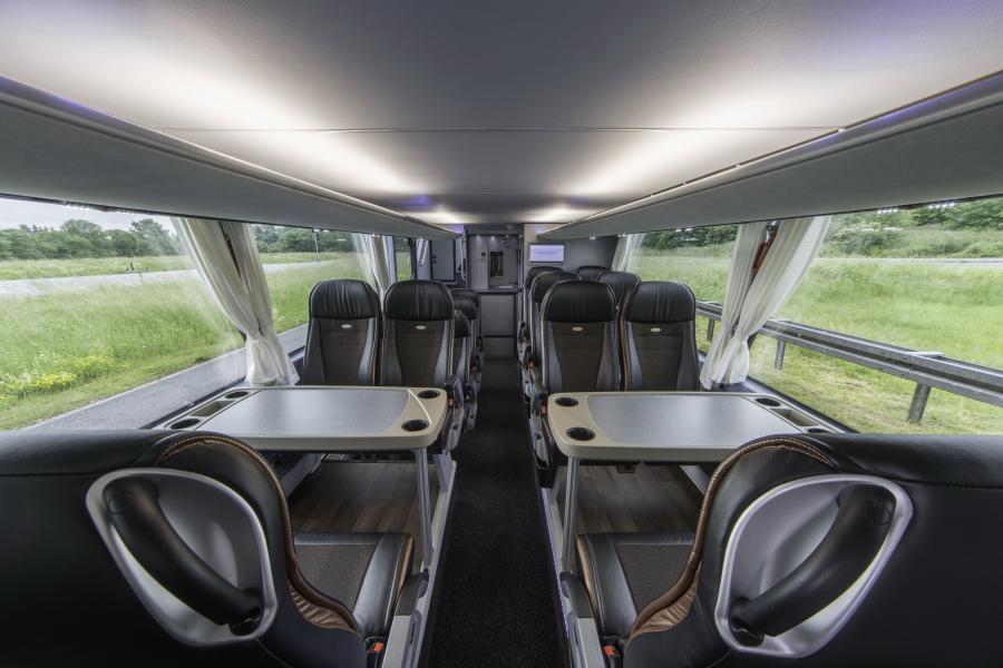 Интерьер Neoplan Skyliner 2015 года  (фото 8 из 22)